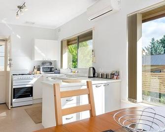 Ten-on-French Barossa getaway - Angaston - Kitchen