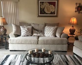 Lovely Condo On The Beach With Pool And Ocean View - Newly Furnished - Saint Augustine Beach - Living room