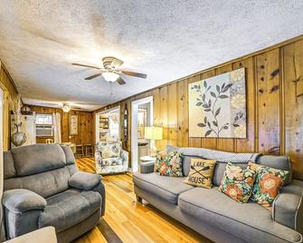 1 Mi to Fishing: Springville Home w/ Fireplace! - Springville - Sala de estar