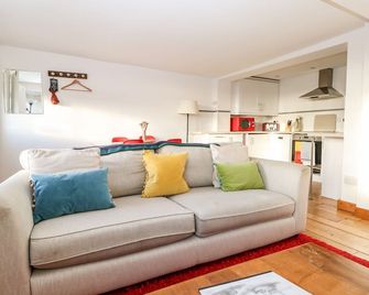 Lantern Cottage - Rye - Living room