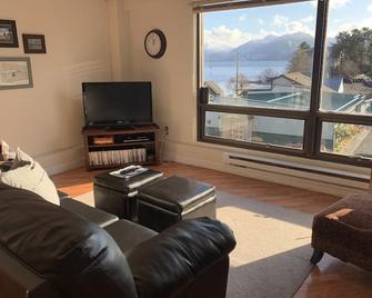 Studio Downtown Apt. 7 w/ Ocean & Mountain Views. - Sitka - Living room