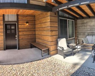 Montana Ponderosa Cabins short walk to Flathead Lake-near Glacier national park - Bigfork - Patio