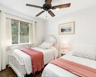 Forest Cottage Large Group Destination Vacation Sleeps 45 - Foresthill - Bedroom
