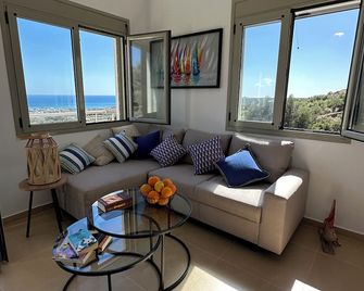 O Kairos , piscine, vue panoramique sur la mer, tranquillité - Makry Gialos - Sala de estar