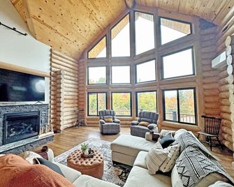 Modern Log Home on the Kancamagus, Sleeps 20 - Albany - Sala de estar