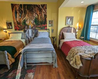 See nearby attractions, Visit Little Sahara, great salt plains, Alabaster Cavern - Alva - Bedroom