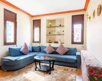 Lovely apartment with free parking in Evran - Ifrane - Living room