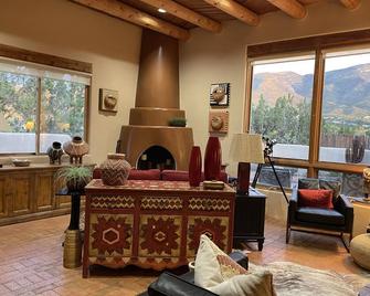 Awesome Mountain Retreat- Spectacular Views! - Placitas - Living room