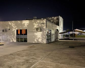 Corp/Executive Short Term beautiful 1940;s Art Deco Nehi Bottling Gated Parking - McComb - Budova