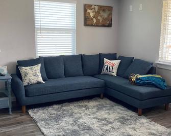 Charming 3-bedroom house 5 minutes from the Square in Sulphur Springs. - Sulphur Springs - Huiskamer