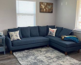 Charming 3-bedroom house 5 minutes from the Square in Sulphur Springs. - Sulphur Springs - Living room