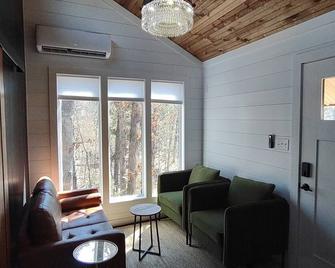 Owl house was built for unplugging, relaxing & connecting with friends/family - Troy - Living room