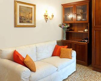 'palazzo Rossi' Apartment 3b In The Old Town With Balcony, Free Parking And Wifi - Treviso - Living room
