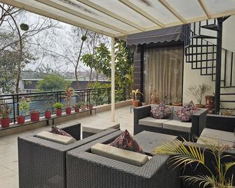 Cheerful 2-bedroom apartment with big garden - Karnāl - Balcony