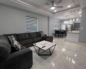 2br Luxe Home Near Downtown Pharr - San Juan - Living room