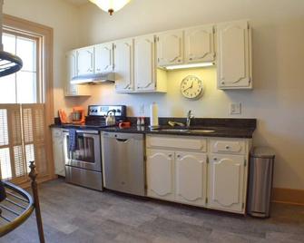 Expansive 1-Bedroom Apartment with Large Rooms and Dedicated Workspaces - Jackson - Kitchen