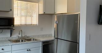 Private and quiet, cozy spot for a getaway. Close to beaches and freeway access - Long Beach - Kitchen
