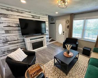 Comfy Newly Renovated home - 2min walk to Tuckasegee River - Sylva - Sala de estar