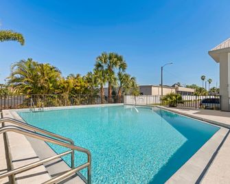 Red Roof Inn Kissimmee - Kissimmee - Pool