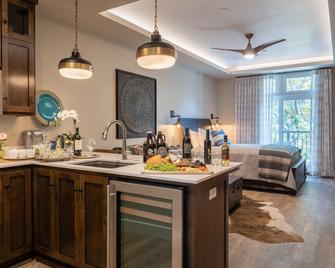 Paso Park Suite 204-Balcony Overlooking Town Square in Downtown Paso Robles! - El Paso de Robles - Habitación