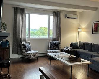 Quiet countryside getaway - indoor pool, pet-friendly. Fun for family & friends! - Vankleek Hill - Living room