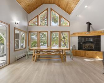 Lakeside Living w\\sandy beach, gas fireplace -easy 25 minute commute to Portland - Gray - Comedor