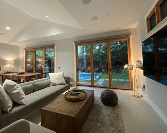 Historical House with new guest home on the Green & Green corridor - South Pasadena - Living room