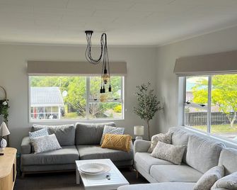 Village Retreat - location - location - Raumati Beach - Sala de estar