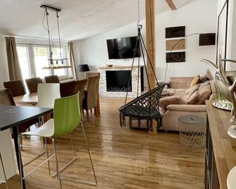 Eifelsuiten - Suiten mit Sauna, Kamin und Balkon in der Vulkaneifel - Kerpen Loogh - Kerpen - Comedor