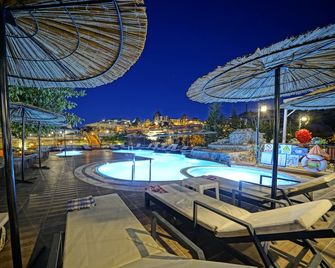 Holiday Cave Hotel - Göreme - Pool