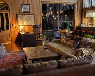 Buster's Barn at Grant Farm - Pineville - Living room