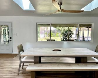 Pineapple Resort- Private Spa, Comforts of Home - Garberville - Jídelna