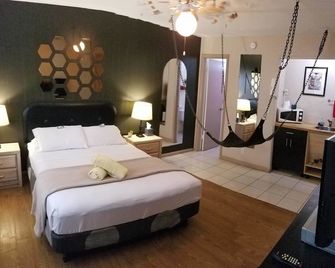 Inn Leather Guest House-Gay Male Only - פורט לודרדייל - חדר שינה