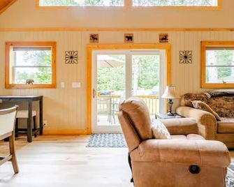 Cozy Chalet in the Heart of Northern Michigan - Williamsburg - Living room