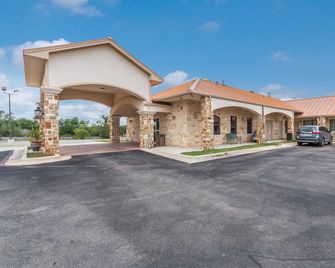 Eagle Ford Inn - Floresville - Building