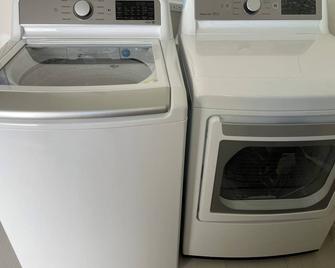 Amazing Studio (Private Entrance & Free Parking) - Alhambra - Laundry facility