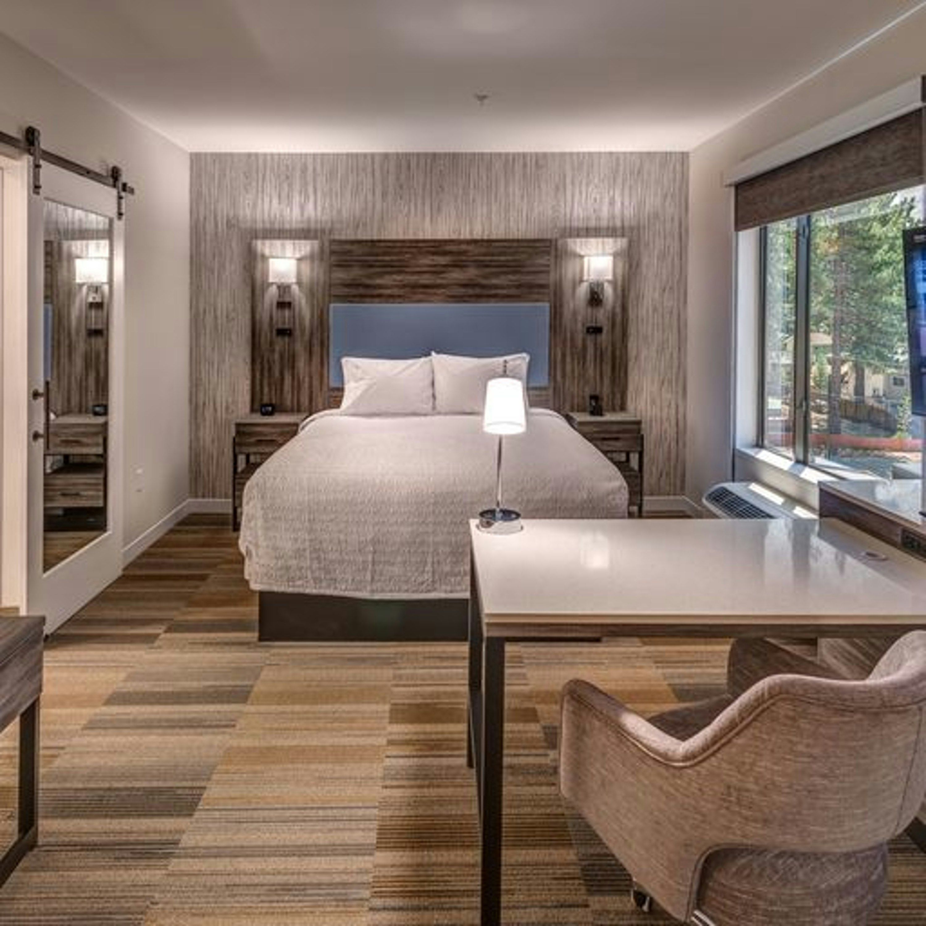 Hampton Inn and Suites by Hilton South Lake Tahoe - South Lake Tahoe - Bedroom