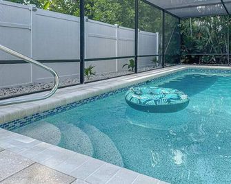 Bright and airy home with enclosed pool, hammock, and open-concept interior - Fort Myers - Piscina