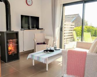 Stunning private villa for 4 guests with WIFI, TV, terrace and parking - Plouescat - Living room
