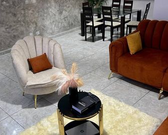 2Bed Abidjan Apartment- Relax Explore & Unwind - Abidjan - Living room