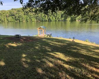 South Holston LAKE FRONT area for camping, has water from hose only. No hookups. - Abingdon - Outdoors view