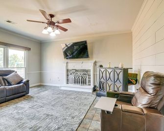 Residential Cul-De-Sac Suburban Memphis Hideaway! - Lakeland - Wohnzimmer