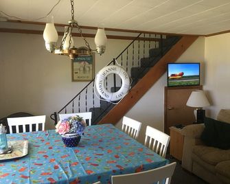 Newfound Lake Waterfront Private Beach Sleeps 4 - Bristol - Comedor