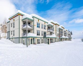 Ground Floor Condo at Creekside - pet friendly, ski-in/out, large mudroom. - Lumby - Building