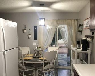 Cozy farm house with a big personality - Apple Valley - Dining room