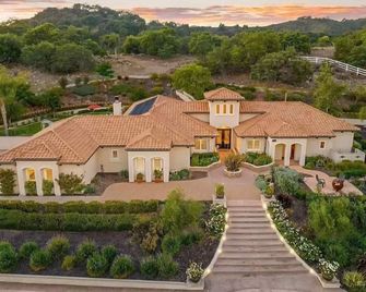 Luxury Estate Tucked Away in the Exclusive Area of Tenaja - Murrieta - Budova