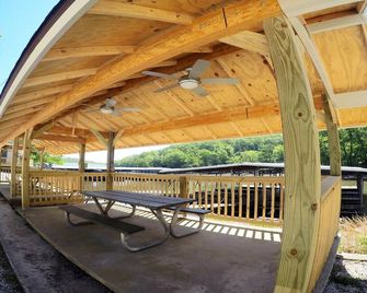 Sunrise Shores Cabin #3 Lake Front With A Pool!! + Woof - Sunrise Beach - Patio