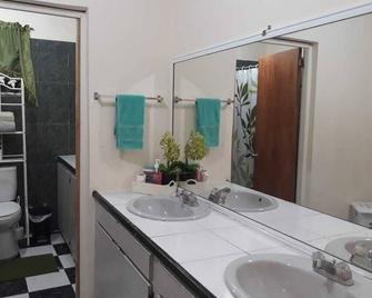 #2/3 One Bedroom in Shared 3-Bedrooms Apartment, splendid sea view - Leonards