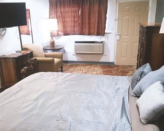 Sky-Palace Inn & Suites Hutchinson - Hutchinson - Bedroom