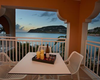 ديفي ليتل باي بيتش ريزورت - Little Bay - شرفة